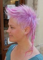 cieniowane fryzury krótkie - uczesanie damskie z włosów krótkich cieniowanych zdjęcie numer 119B